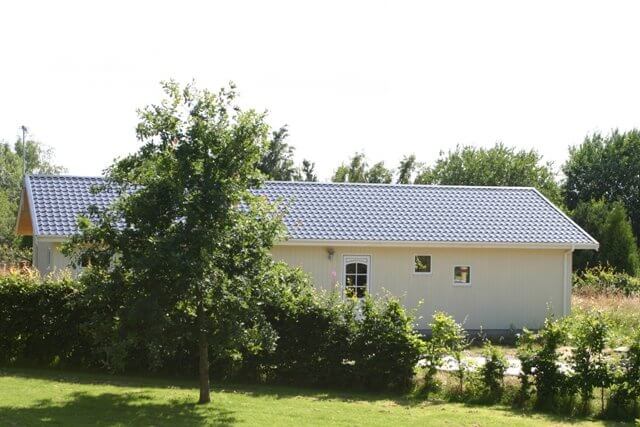 Tagstensplade, Sort på gult sommerhus