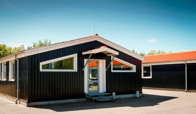 Tagstensplade, Teglrød, med Sorte VP19 vægplader.