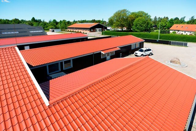 Tagstensplade, Teglrød, med Sorte VP19 vægplader.