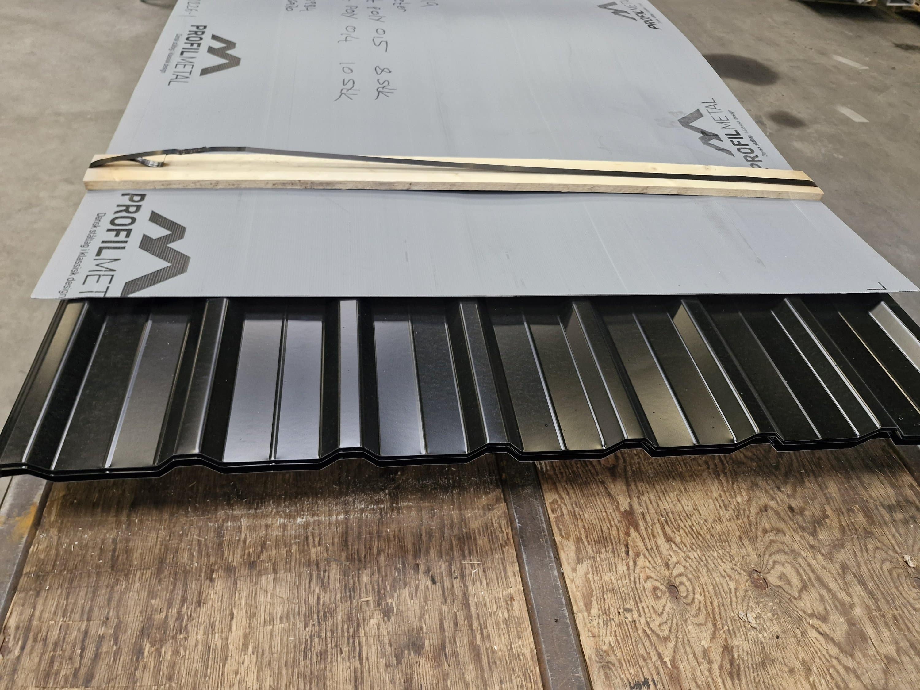 Restpalle: Sort Trapezplade TP19 i Stål. 18 stk. a 3,00 meter. (58,86 m2) 2-Sortering.