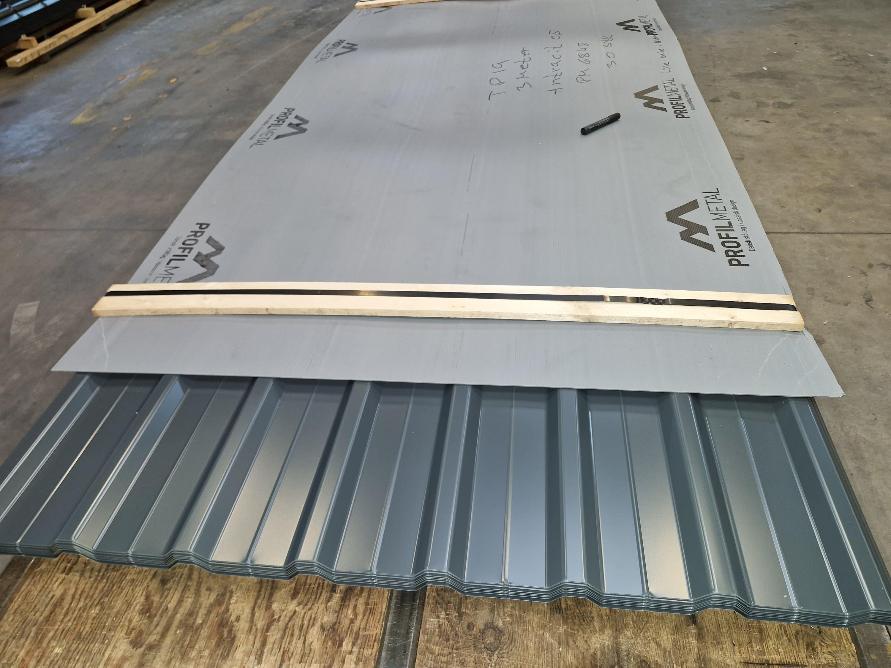 Restpalle: Antracit Trapezplade TP19 i Stål. 30 stk. a 3,00 meter. (98,10 m2) 2-Sortering.