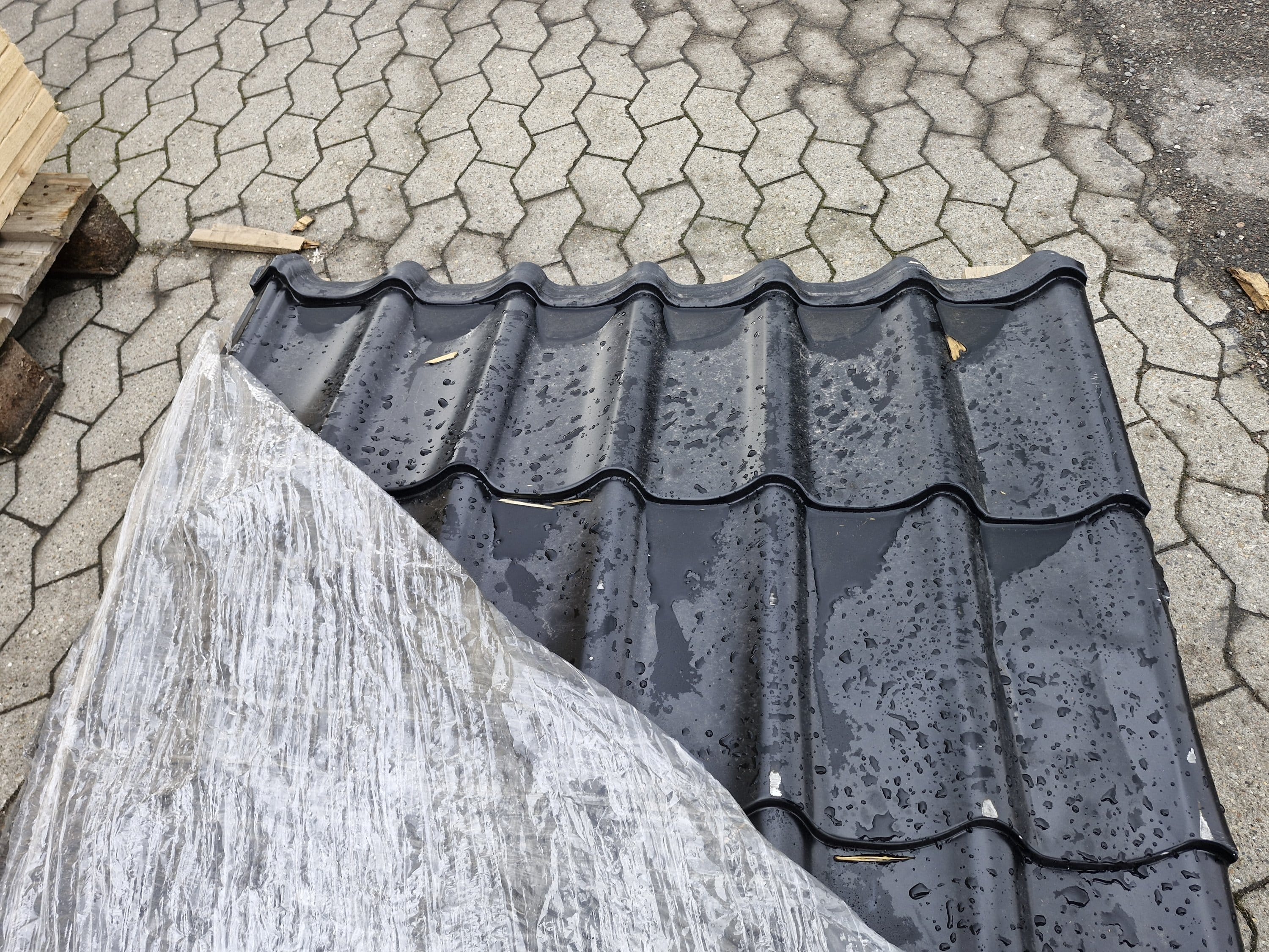 Restpalle: Sort Stratos Tagstensplade i Stål. 37 stk. a 2,15 meter. (87,51 m2) 2-Sortering