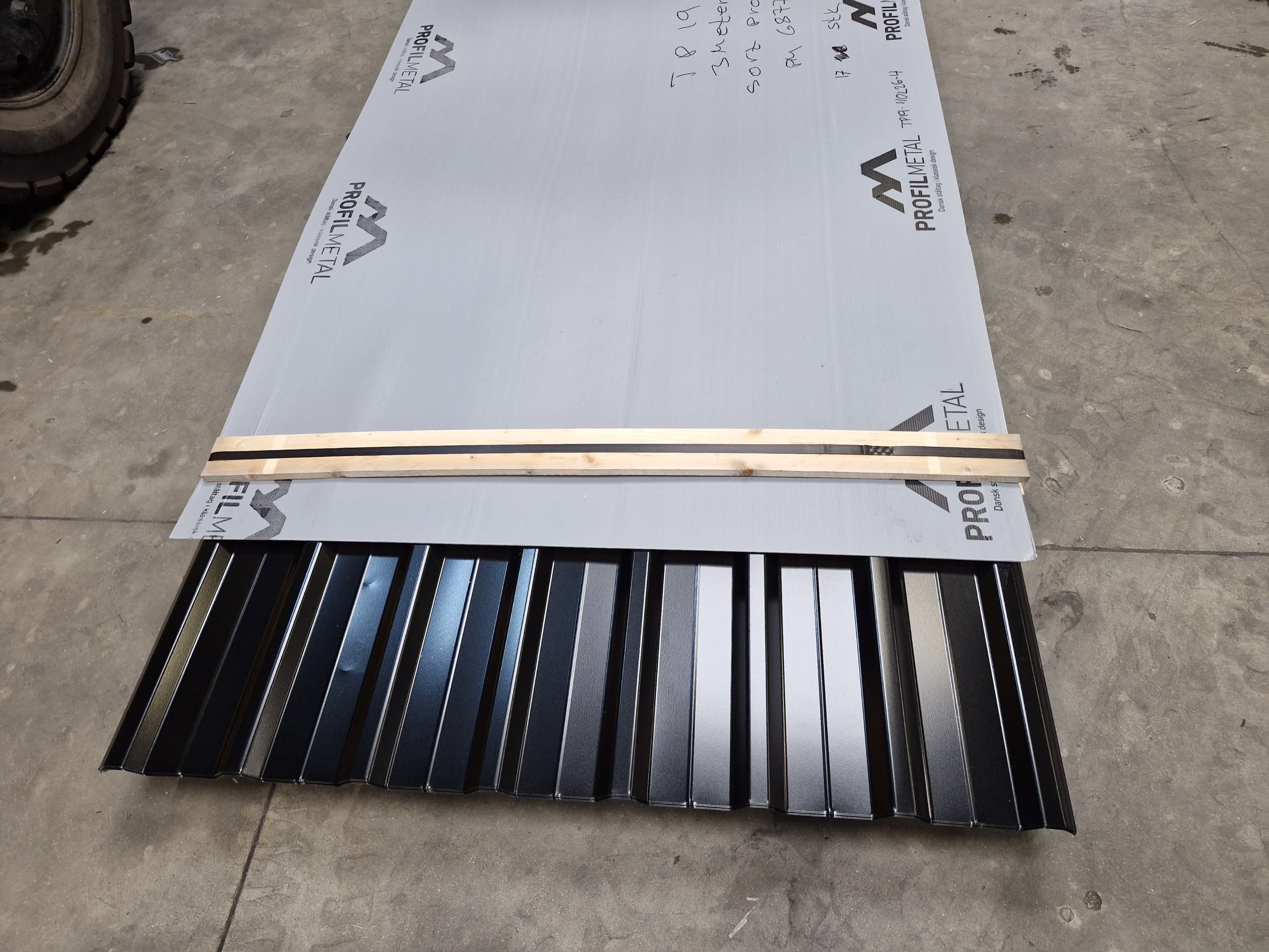 Restpalle: Sort Trapezplade TP19 i Stål. 17 stk. a 3,00 meter. (55,59 m2) 2-Sortering.