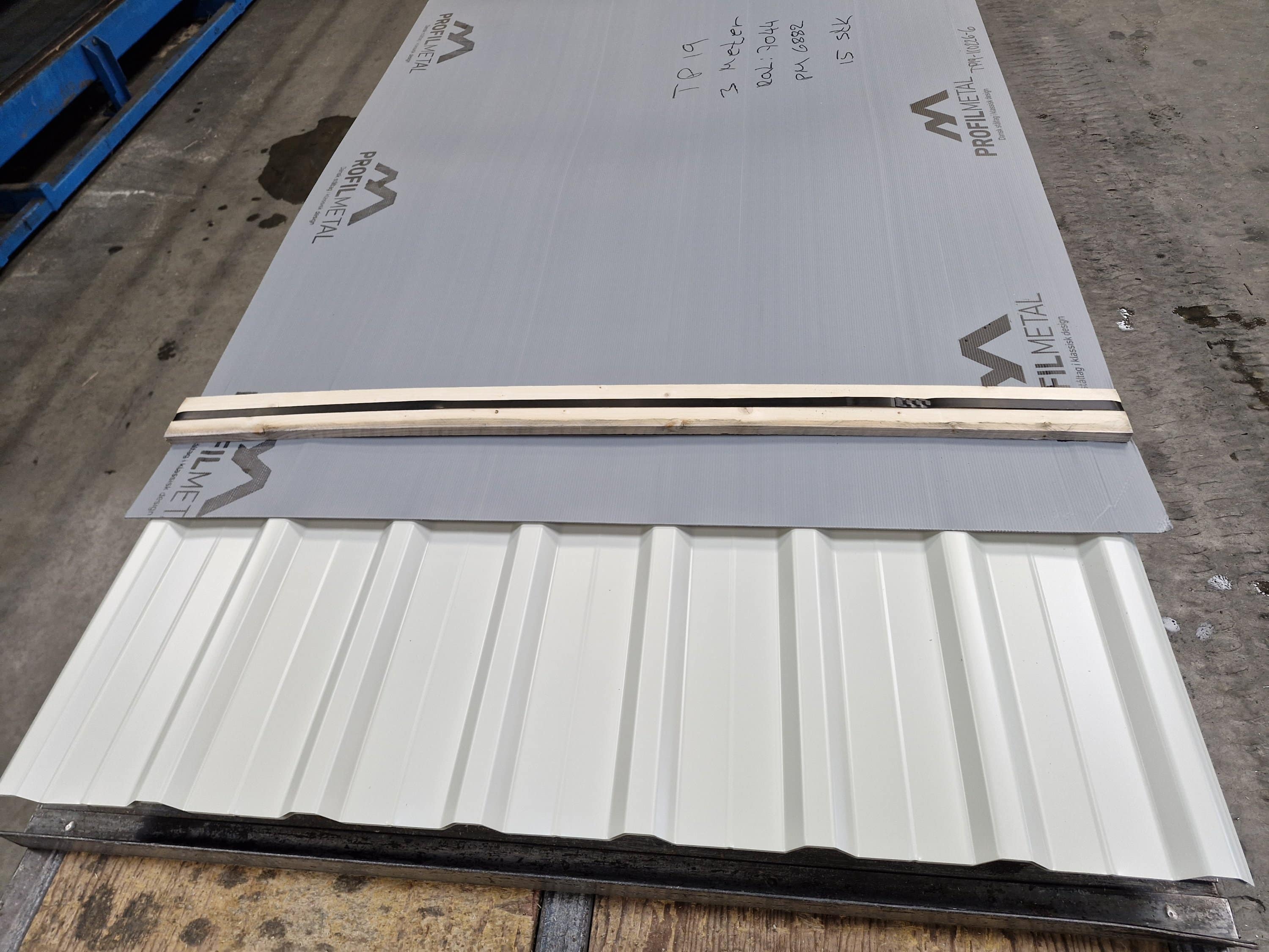 Restpalle: Lysegrå Trapezplade TP19 i Stål. 15 stk. a 3,00 meter. (49,05 m2) 2-Sortering.
