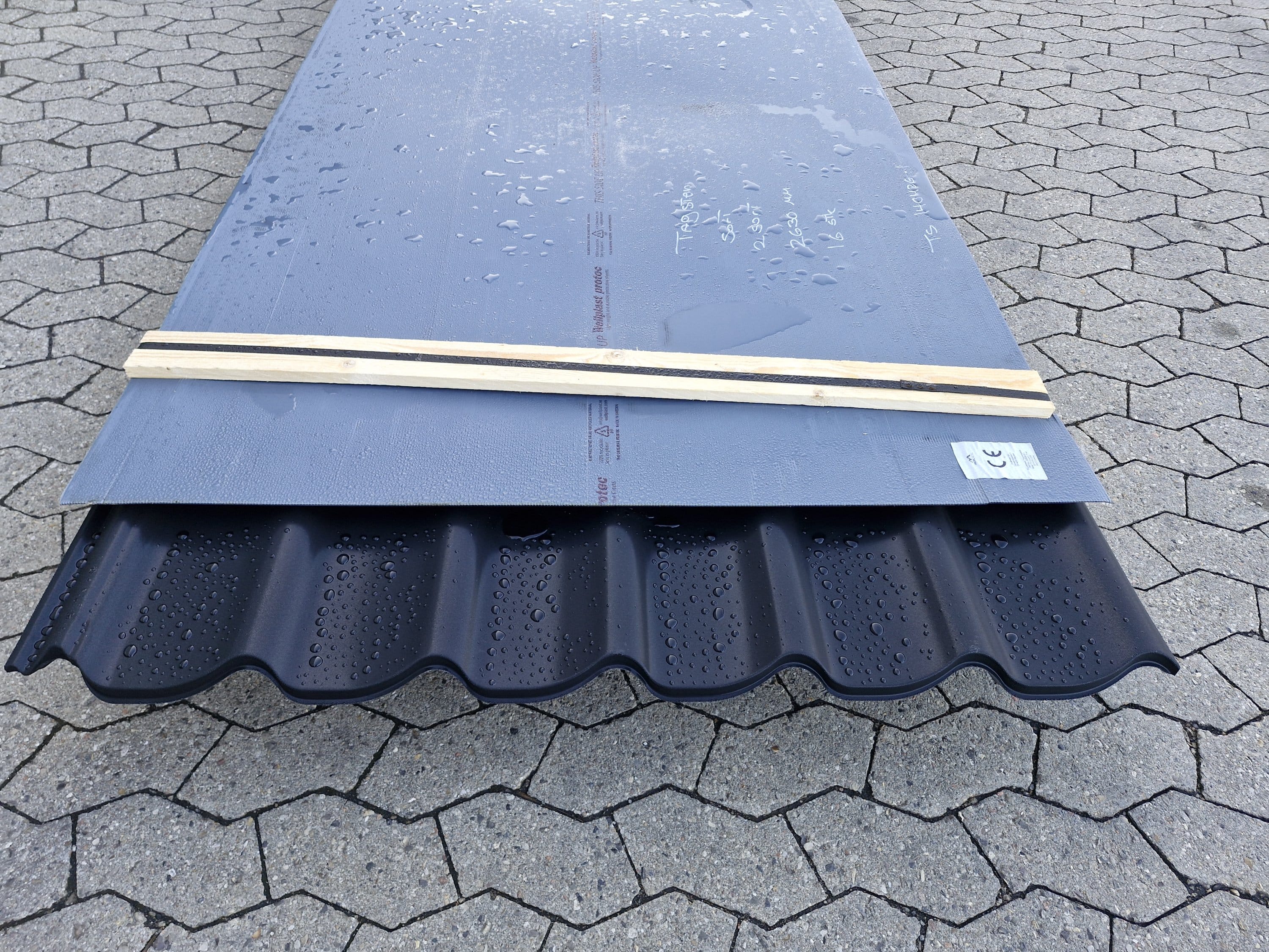 Restpalle: Sort Tagstensplade i Stål. 16 stk. a 2,63 meter. (47,16 m2) 2-Sortering (fejl i overflade)