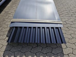 Restpalle: Sort Trapezplade TP20 i stål. 7 stk. a 3,00 m. (21,00 m2) 2-Sortering.