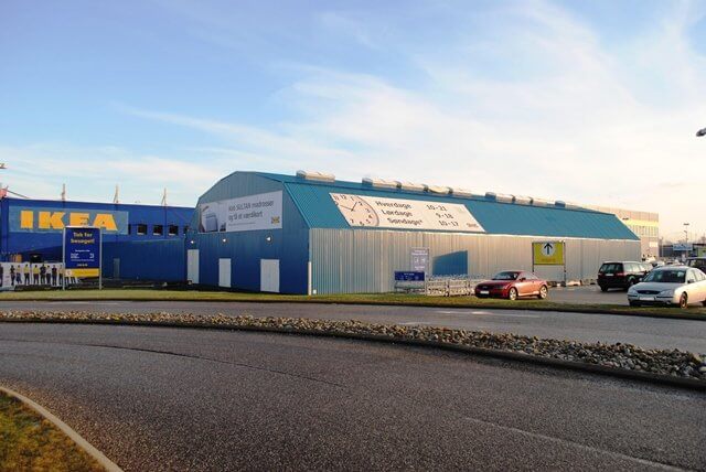 Trapezplade VP19 + TP19 monteret på facade/tag, IKEA blå