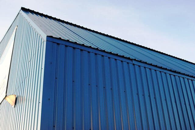 Trapezplade VP19 + TP19 monteret på facade/tag, IKEA blå