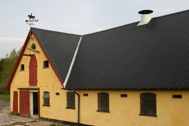 Trapezplade TP19, Sort på gul bygning