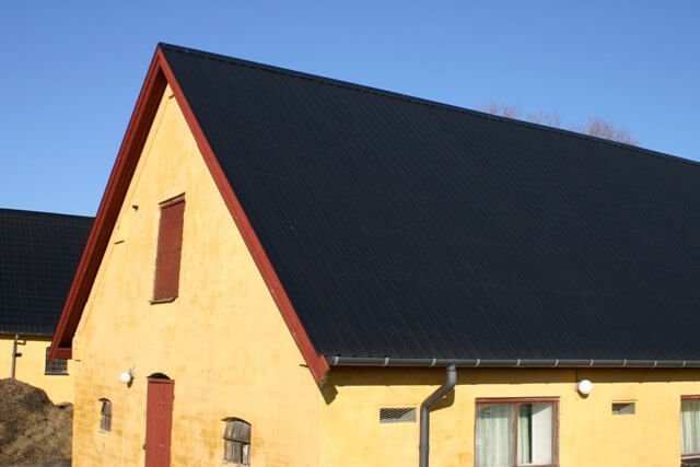 Trapezplade TP19, Sort på gul bygning