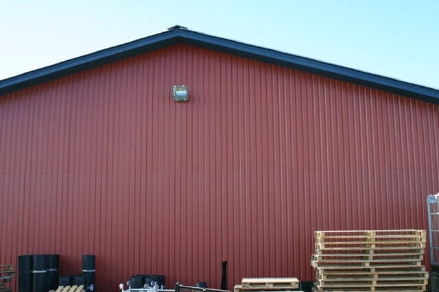 Trapezplade VP19 monteret på facade, Svenskrød