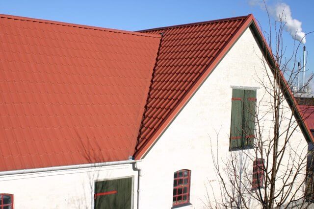 Tagstensplade, Teglrød på hvid bygning