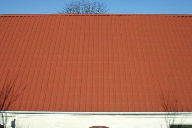 Tagstensplade, Teglrød på hvid bygning