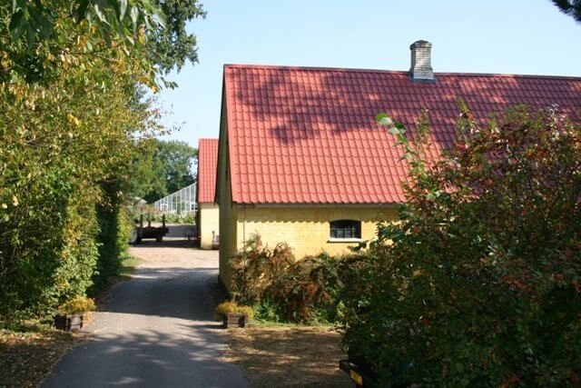 Tagstensplade, Teglrød på gul bygning
