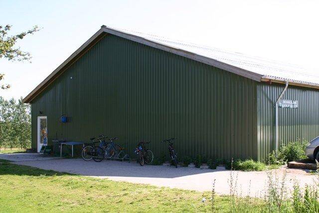 Industribygning med grønne VP19 facadeplader gavl