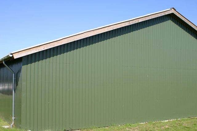 Industribygning med grønne VP19 facadeplader, gavl