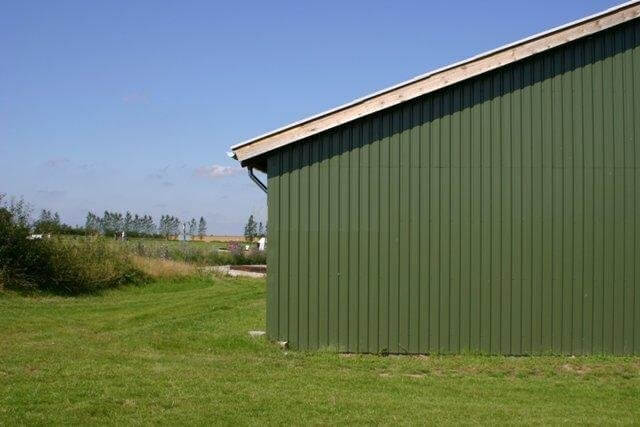 Industribygning med grønne VP19 facadeplader
