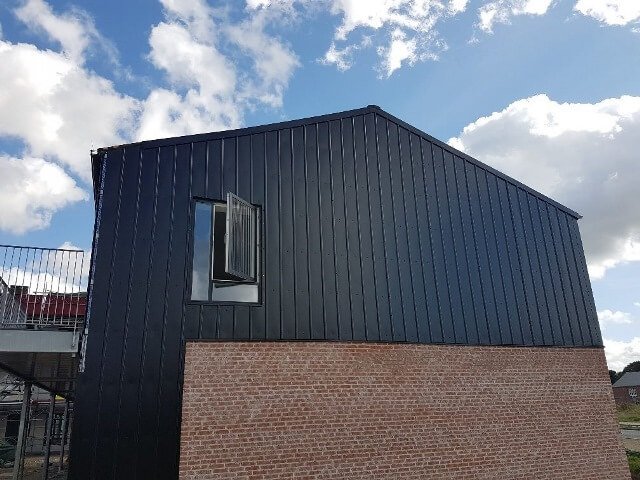 Pandeplade lodret på muret facade