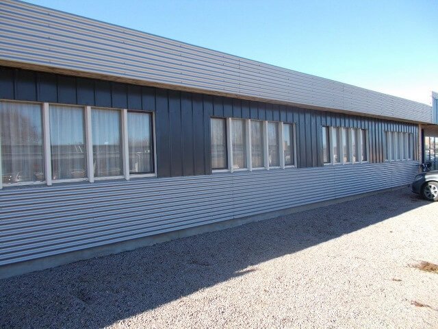 Pandeplade som lodret facade og sinus p18 som vandret facade.