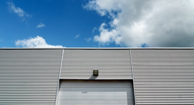 Sinus P18 facade, monteret vandret. Blå himmel i baggrunden.